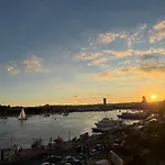 Apartamento Galileo - Modern Seafront Apartment-prime Location