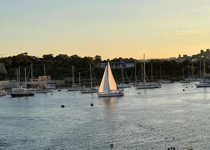 Galileo - Modern Seafront Apartment-prime Location *